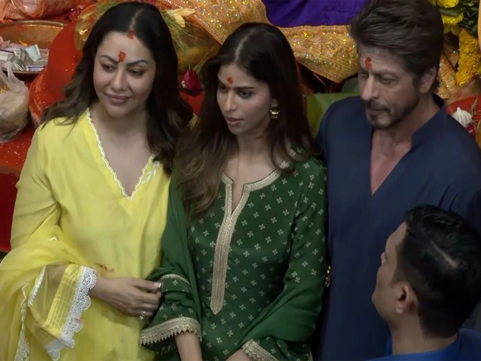 Shah Rukh Khan visits Lalbaugcha Raja with Gauri and Suhana for Ganesh Chaturthi blessings