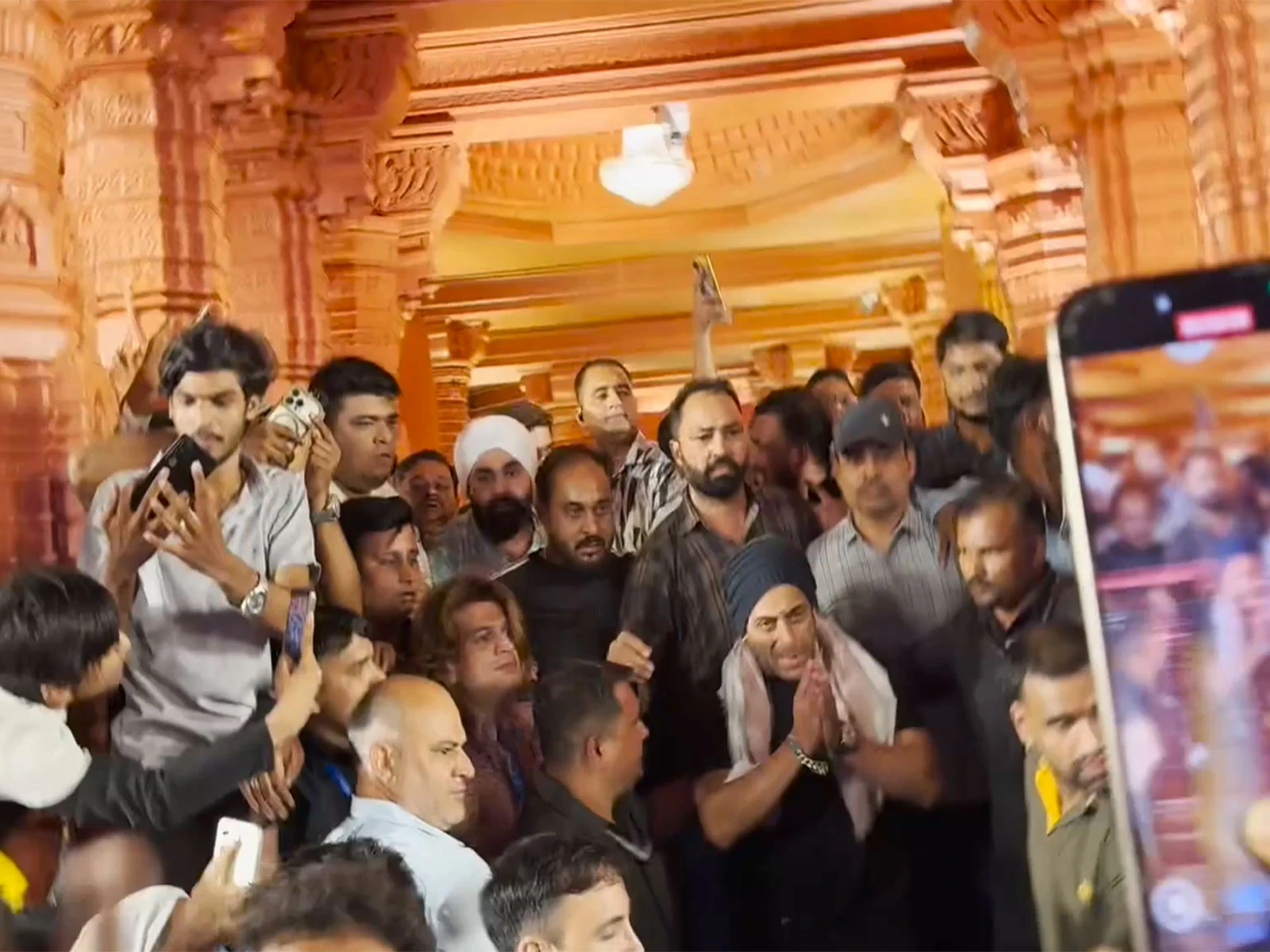 Salman Khan ensures child safety during his Ganesh Chaturthi visit in Mumbai