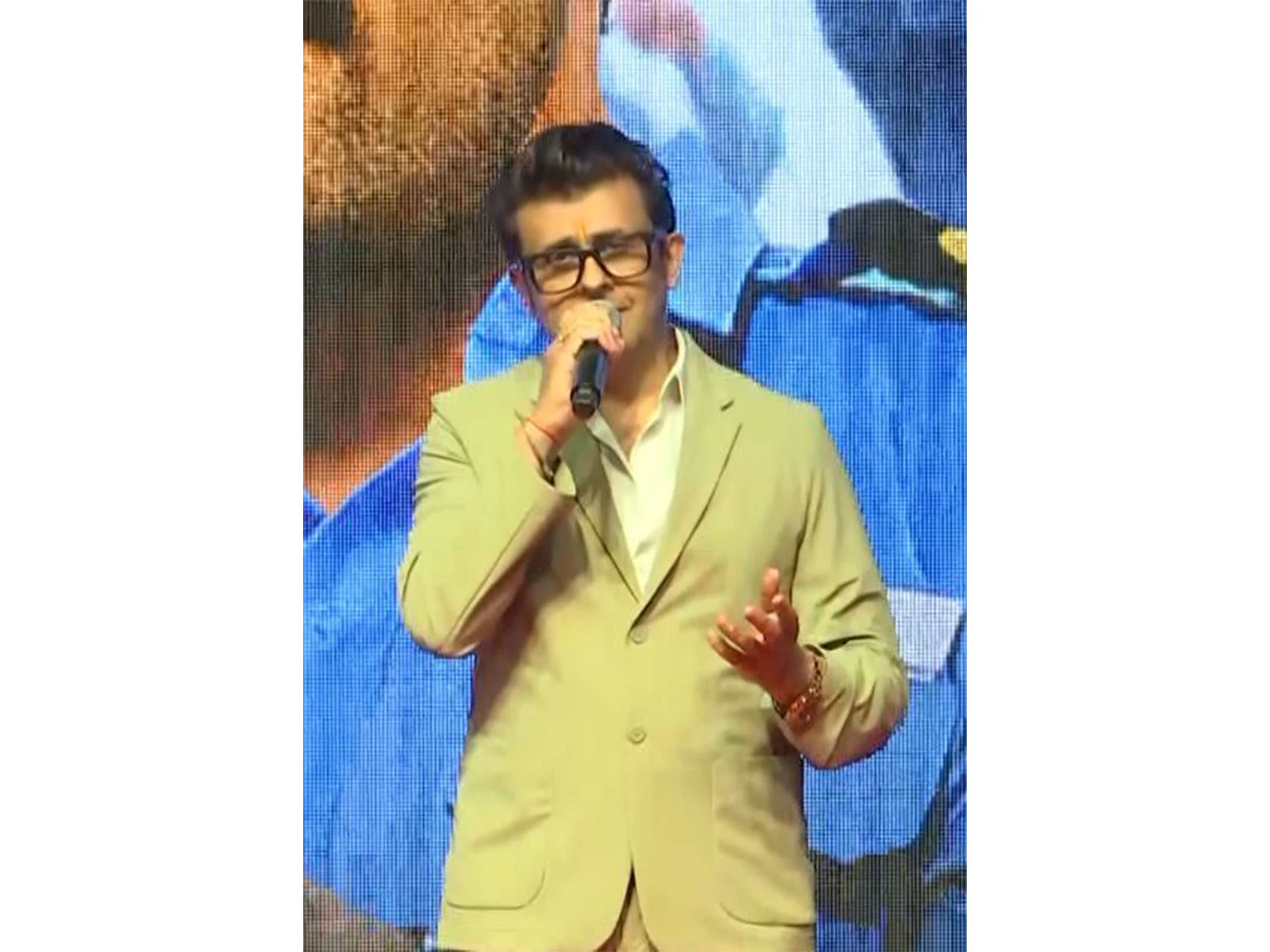Sonu Nigam clarifies viral video showing him reacting to Salman Khan singing