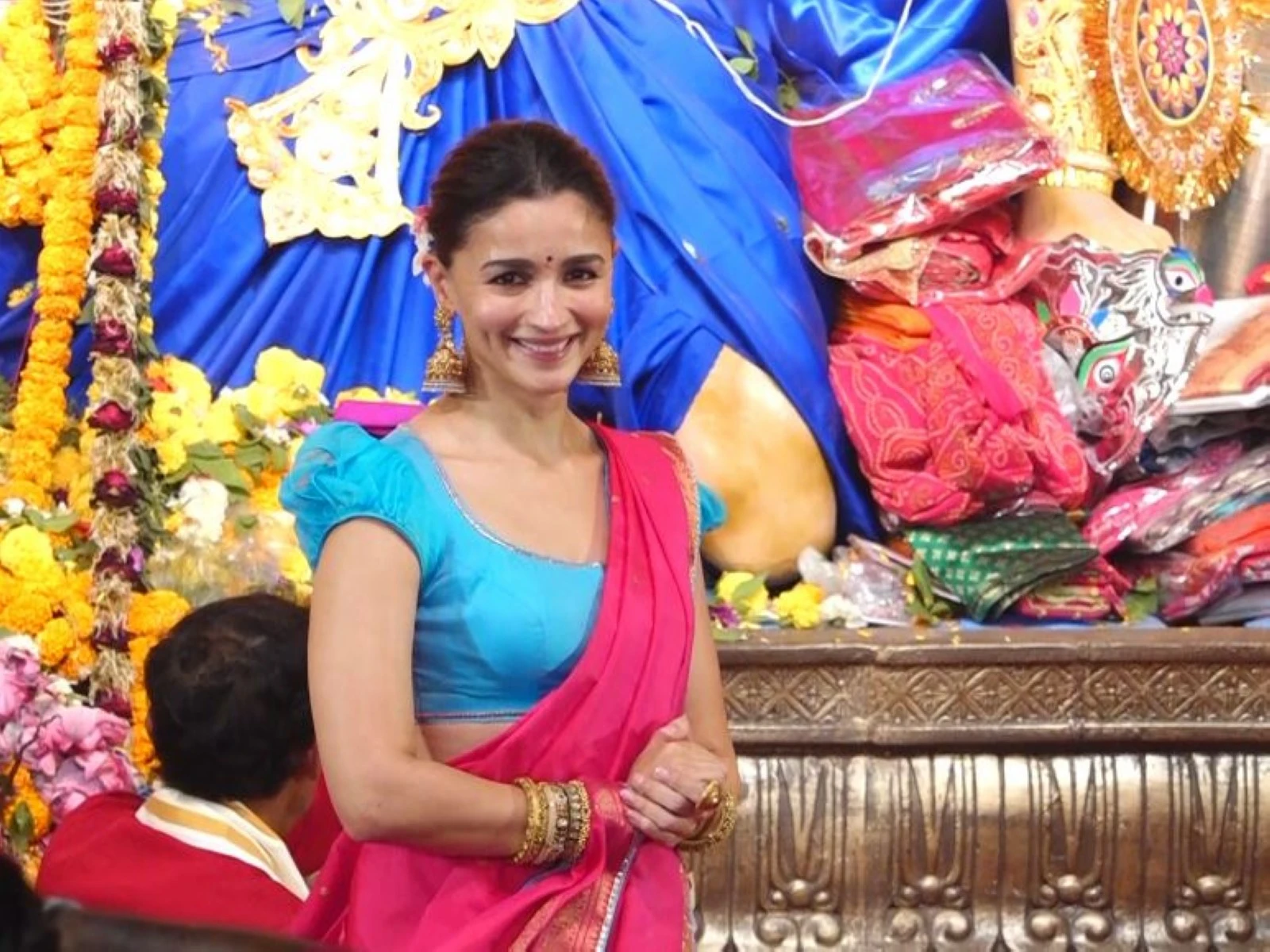 Alia Bhatt brings festive charm to Mumbai Durga Puja pandal in traditional attire