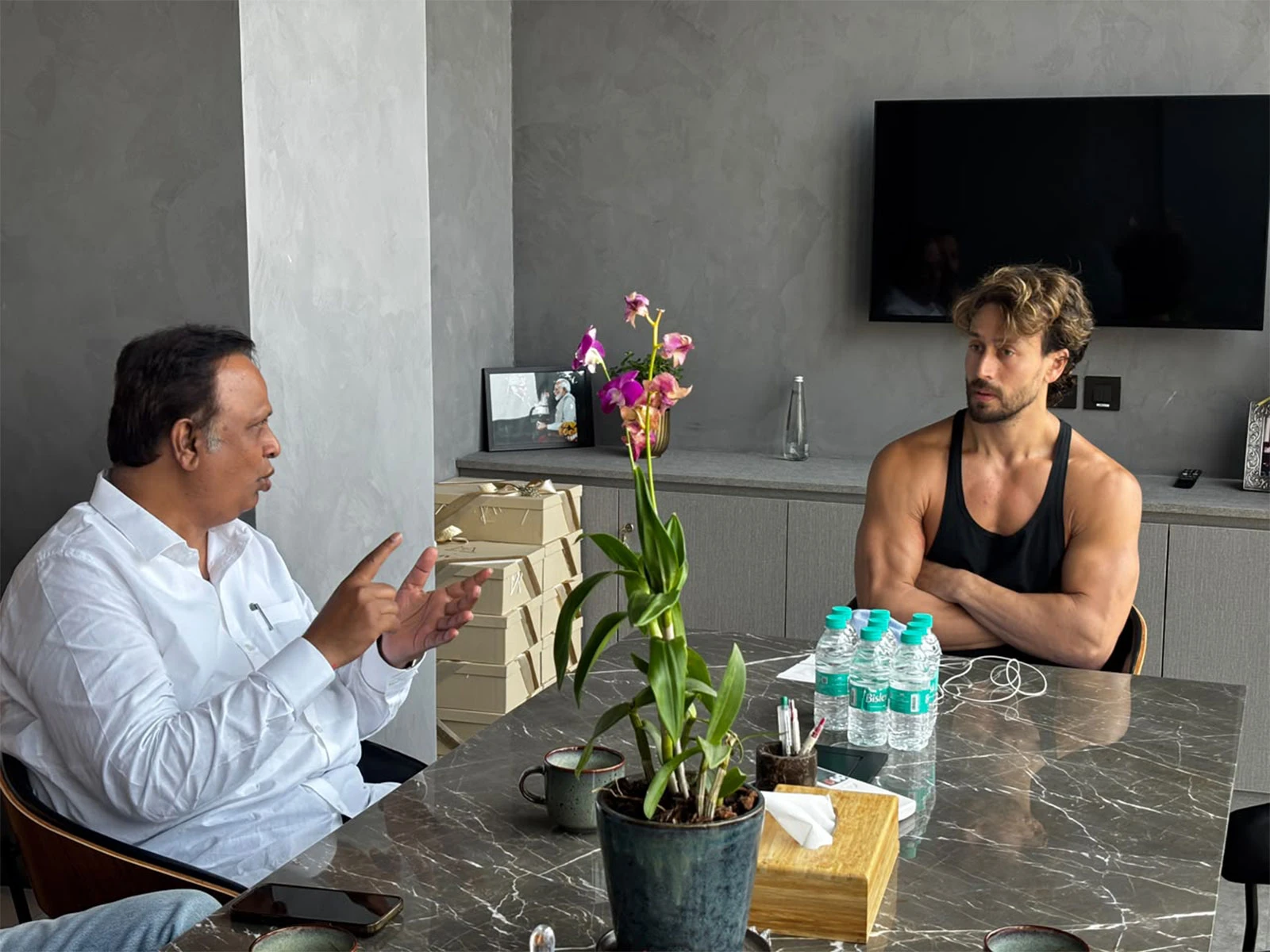 Maharashtra Minister Ashish Shelar meets Tiger Shroff after Juhu firing incident