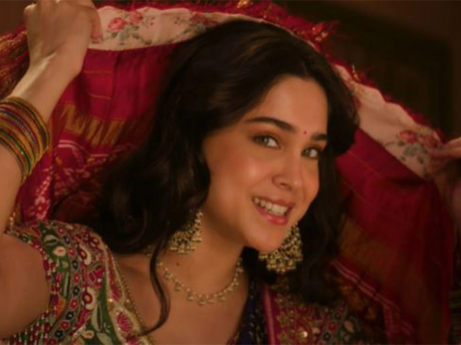 Sharvari shines with her graceful dance moves in the new Jhumka Patola song